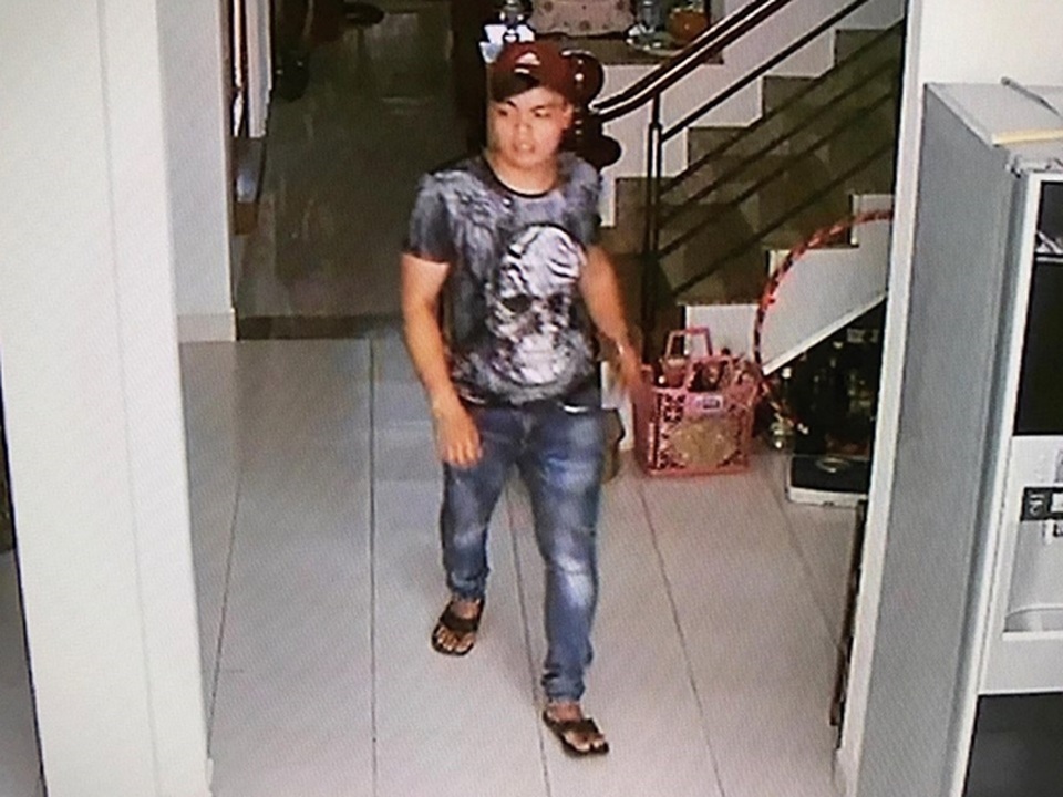 Đối tượng nghênh ngang cầm hung khí dạo hết căn nhà