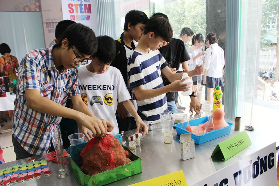 Các bạn học sinh làm thí nghiệm tạo“vòi rồng” và “núi lửa phun trào”.