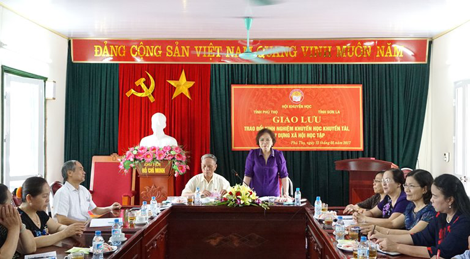 Giao lưu trao đổi kinh nghiệm khuyến học, khuyến tài, xây dựng xã hội học tập - 1
Chủ tịch Hội Khuyến học tỉnh Phú Thọ Nguyễn Thị Kim Hải thông báo tóm tắt kết quả công tác khuyến học của địa phương
