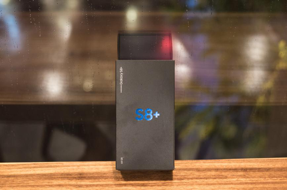 Bên trong chiếc hộp đen tuyền là chiếc điện thoại có màn hình vô cực Galaxy S8+. Chỉ trong ngày lên kệ đầu tiên, smartphone “khai phóng mọi chuẩn mực” của Samsung đã đạt doanh số ấn tượng với lượng máy bán ra gấp 3 lần bộ đôi Galaxy S7/S7 edge năm ngoái.