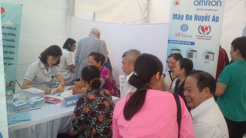 “Hãy biết chỉ số huyết áp của bạn” - 1 Đo huyết áp và tư vấn miễn phí cho người dân tại xã Phù Linh, huyện Sóc Sơn
