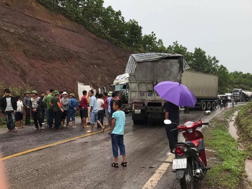 Giao thông ùn tắc sau vụ TNGT (ảnh CTV)