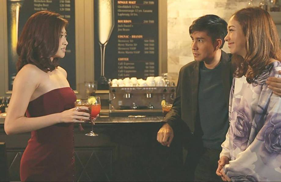 Là “kẻ thứ 3” đáng gờm nhất trong phim, nhân vật Nicha (Gypsy đóng) liên tục gây phẫn uất bởi loạt chiêu trò hòng chiếm bằng được Ken (Captain đóng), bất chấp việc anh là người đàn ông đã có gia đình. Từ chủ động quyến rũ chuyển sang làm kẻ lụy tình đáng thương; từ giả vờ rời khỏi Ken nhưng cố tình để vợ anh là Ploy (Ornjira đóng) bắt gặp 2 người gặp gỡ, đến mức không ngại mạo hiểm tính mạng nhằm khiến Ken động lòng… Có thể nói, để đạt được mục đích, Nicha không từ bất kỳ thủ đoạn nào. Và nghiễm nhiên trước một “kẻ thứ 3” cao tay, lại am hiểu tâm hiểu tâm lý đàn ông như Nicha, Ken đã dần ngã về phía cô lúc nào không biết…