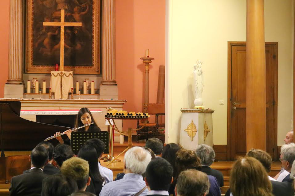 Đêm hòa nhạc gây quỹ học bổng “Đồng hành” của sinh viên Việt tại Pháp - 1
Nghệ sĩ biểu diễn trên sân khấu.