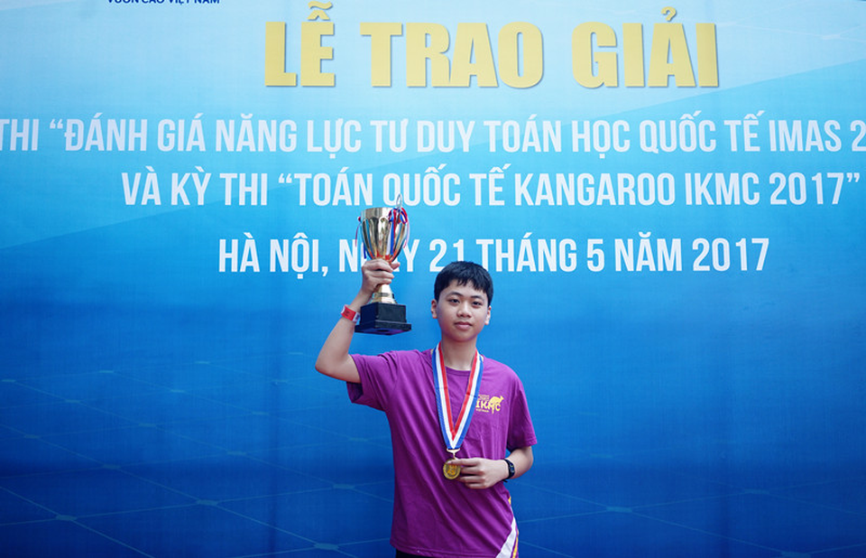 Nam sinh lớp 8 giành HCV “kép” hai kỳ thi Toán quốc tế tại Việt Nam - 1 Em Nguyễn Nhật Linh cùng lúc đạt giải thưởng cao nhất của cả 2 kỳ thi IMAS và IKMC.