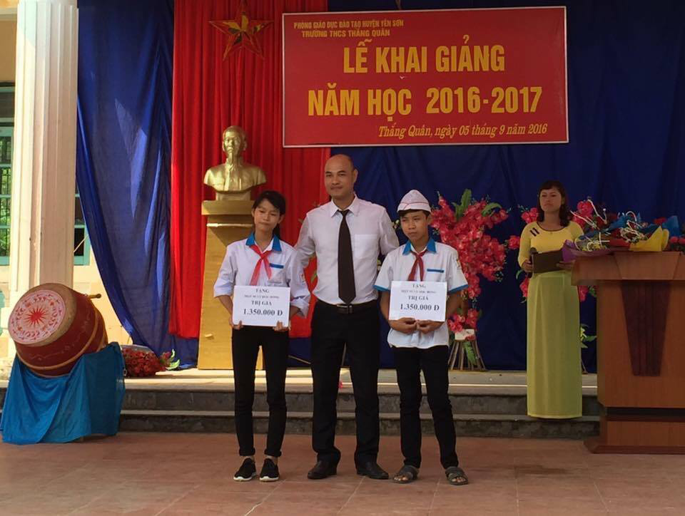 Thầy giáo trẻ hơn 10 năm làm thiện nguyện ở tỉnh Tuyên Quang - 1 Thầy Thắng tặng quà cho em học sinh nghèo vượt khó.