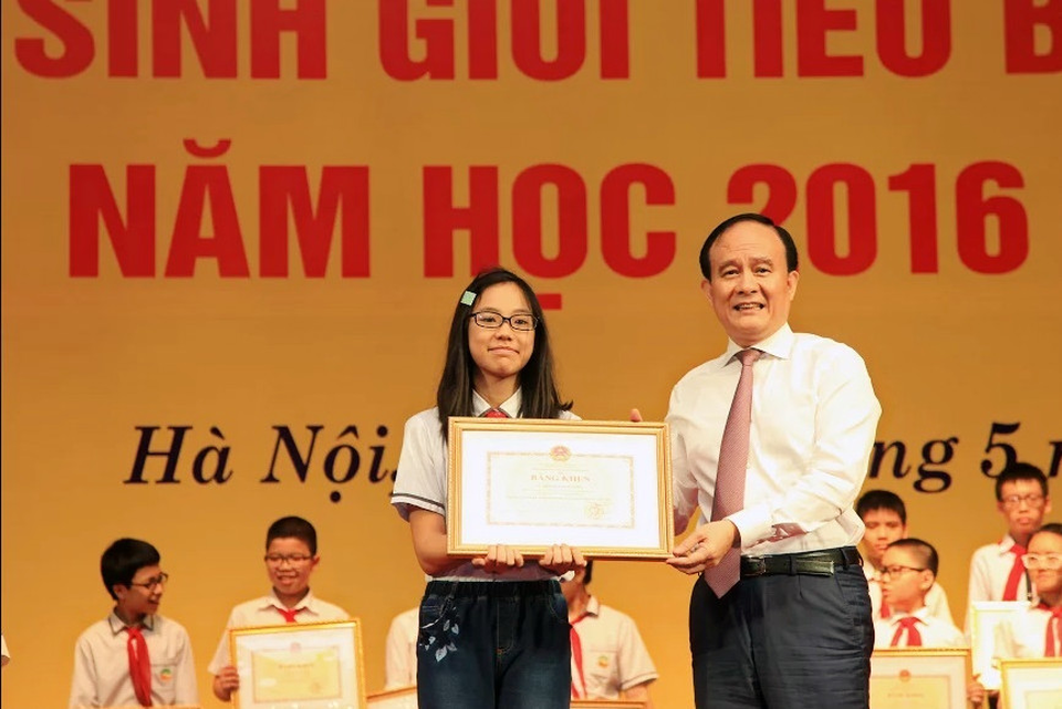 Tuyên dương 1.020 học sinh giỏi Thủ đô tiêu biểu - 1 Phó Chủ tịch Thường trực HĐND TP Nguyễn Ngọc Tuấn trao bằng khen cho các học sinh.