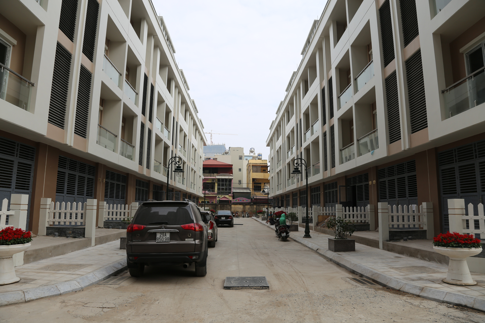Ra mắt chuỗi tiện ích đẳng cấp tại GoldSilk Complex - 1 Chủ nhân khu thấp tầng của dự án đã được nhận bàn giao căn hộ theo đúng cam kết và Giấy chứng nhận quyền sử dụng đất, quyền sở hữu nhà ở và tài sản khác gắn liền với đất (sổ đỏ).