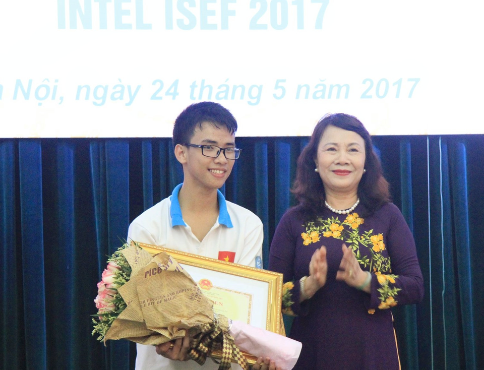 Việt Nam xếp thứ 3 thế giới trong Hội thi Khoa học Kỹ thuật Quốc tế tại Mỹ - 1 Thứ trưởng Nguyễn Thị Nghĩa trao hoa chúc mừng và bằng khen cho em Phạm Huy chiều 24/5.