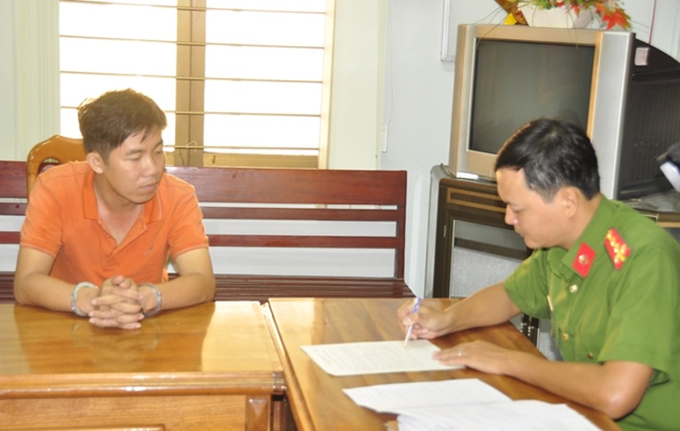 Sát thủ giết người, ném xác xuống sông phi tang... đã sa lưới - 2 Đối tượng Phong, tại cơ quan Công an.