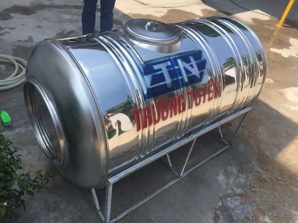 Bồn inox Trường Tuyền: Dấu ấn đậm nét trong đời sống sinh hoạt của người dân những năm 90 - 1 Nhắc đến bồn inox Trường Tuyền ngày đó, người ta nghĩ ngay đến hình ảnh những chiếc bồn sáng bóng với logo “TN” và dòng chữ Trường Tuyền màu đỏ hiên ngang trên các nóc nhà.