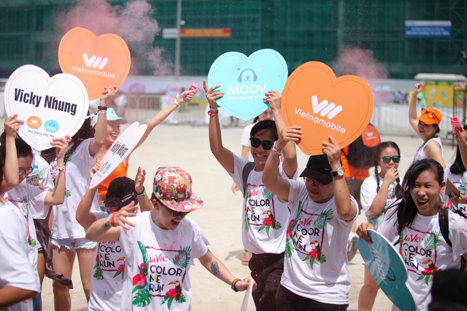 “Quẩy nhiệt tình, nhận quà hết mình” của Vietnamobile và MOOV trong Color me run - 1 Ngày 27/5/2017 tại TP Hồ Chí Minh, “Đường chạy sắc màu - Color Me Run” đã diễn ra cực sôi động