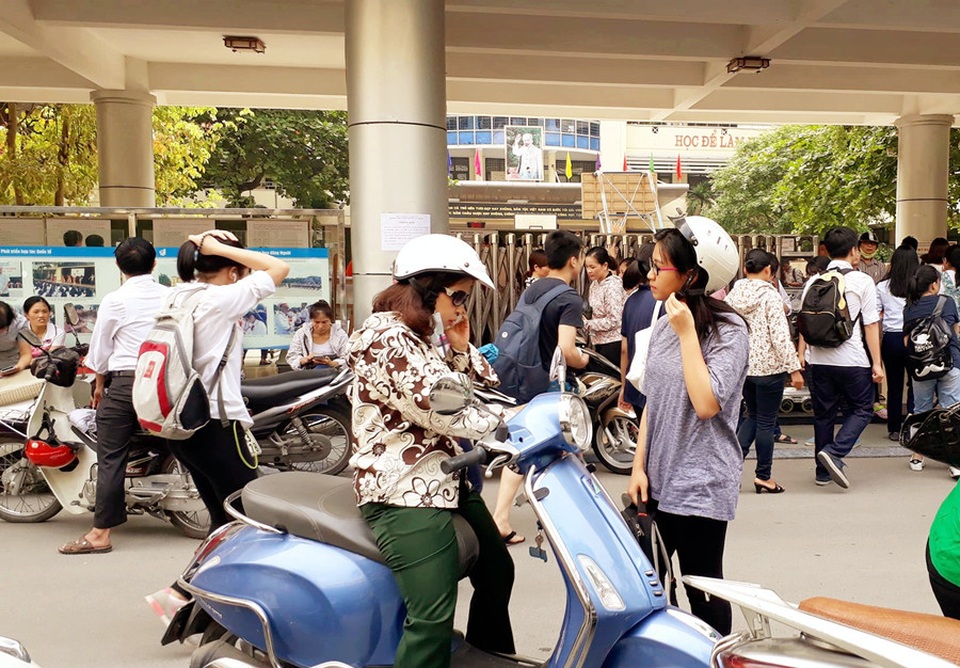 Hơn 5.000 thí sinh thi môn đầu tiên vào lớp 10 Chuyên ĐH Sư Phạm Hà Nội - 1 Thí sinh được phụ huynh đưa đi thi.