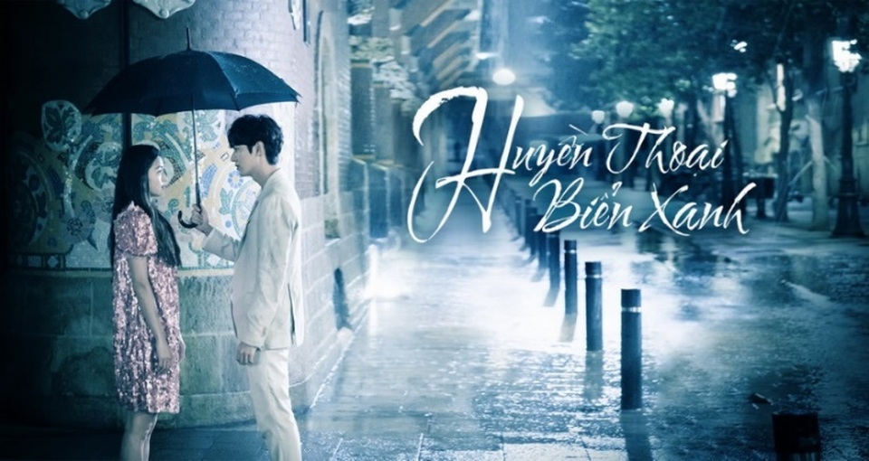 Được xây dựng từ câu chuyện về một nàng tiên cá trong tác phẩm của học giả thời Joseon, Huyền thoại biển xanh xoay quanh mối nhân duyên đậm chất huyền thoại kéo dài suốt 2 kiếp một nàng tiên cá và chàng trai ở thế giới loài người. Đang sống tại bờ biển Tây Ban Nha, một lần lên bờ, nàng tiên cá Shim Chung (Jun Ji Hyun đóng) vô tình đụng độ chàng thiên tài lừa đảo Heo Joon Jae (Lee Min Ho đóng). Khi Joon Jae bị bọn xã hội đen truy đuổi, để cứu anh, Shim Chung đã nắm tay Joon Jae nhảy xuống biển, hiện thân thành nàng tiên cá. Tuy đã xóa đi kí ức của Joon Jae về mình, nhưng vì lời hứa sẽ cùng ngắm pháo hoa, Shim Chung quyết định bơi đến Seoul tìm anh mà không biết khoảnh khắc cô đặt chân lên bờ không chỉ một lần nữa mở ra mối nhân duyên kỳ lạ giữa họ mà còn khiến cả 2 đối mặt với vô số nguy hiểm…