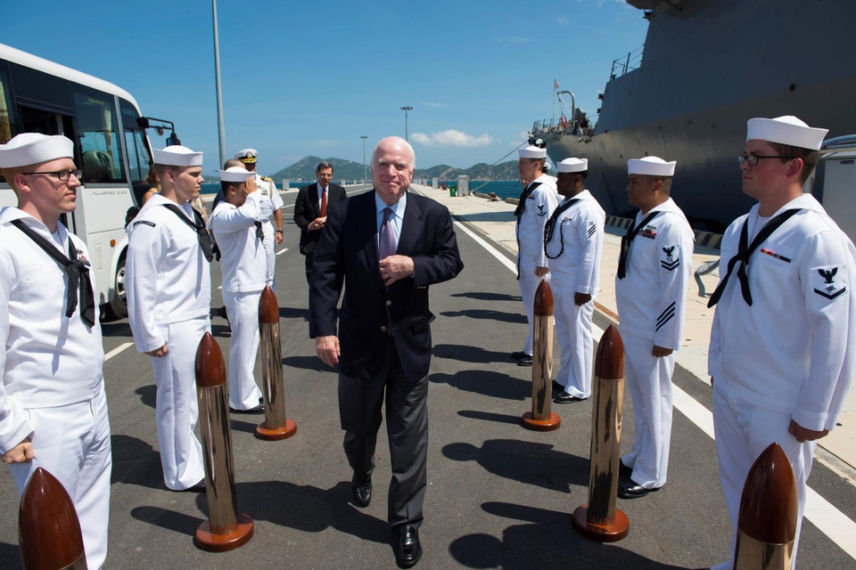 Thượng nghị sĩ John McCain thăm tàu khu trục Mỹ tại Việt Nam - 1
Thượng nghị sĩ John McCain III được đón chào lên thăm tàu khu trục mang tên lửa dẫn đường lớp Arleigh Burke USS John S. McCain (DDG 56).
