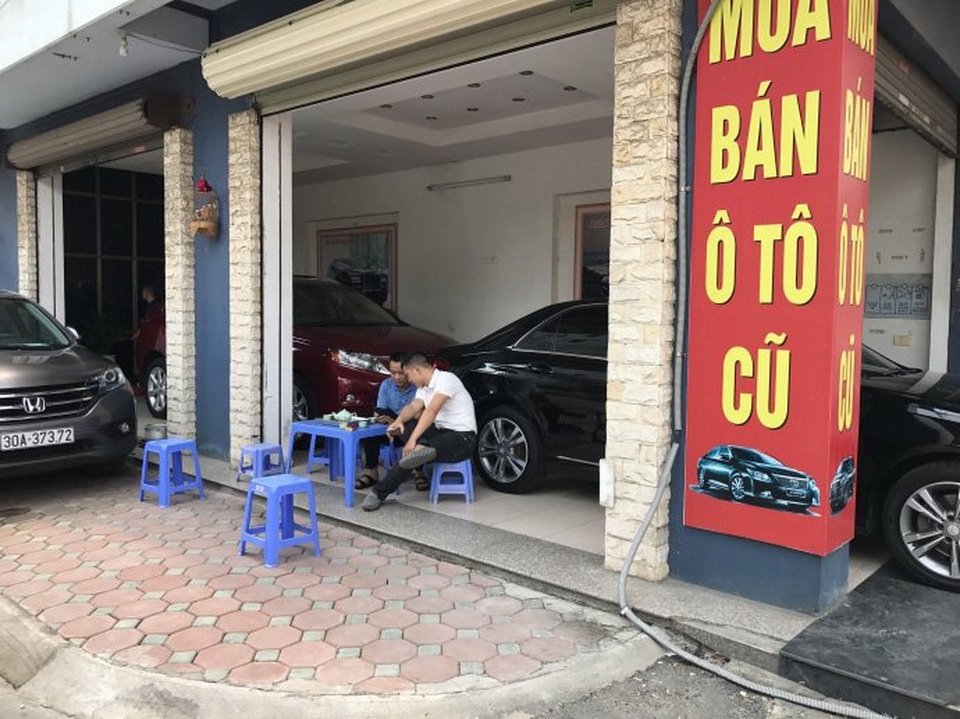 Ô tô cũ ế thảm, bán lỗ chẳng ai mua: Buôn to, lỗ nặng - 2
Nhiều chủ cửa hàng cho biết thường xuyên phải bán lỗ để thu hồi vốn.