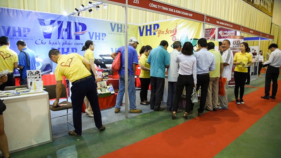 Điểm mới của Triển lãm Việt Nam Auto Expo 2017 - 2 Khách hàng thăm quan và trải nghiệm sản phẩm tại gian hàng của VHP Group