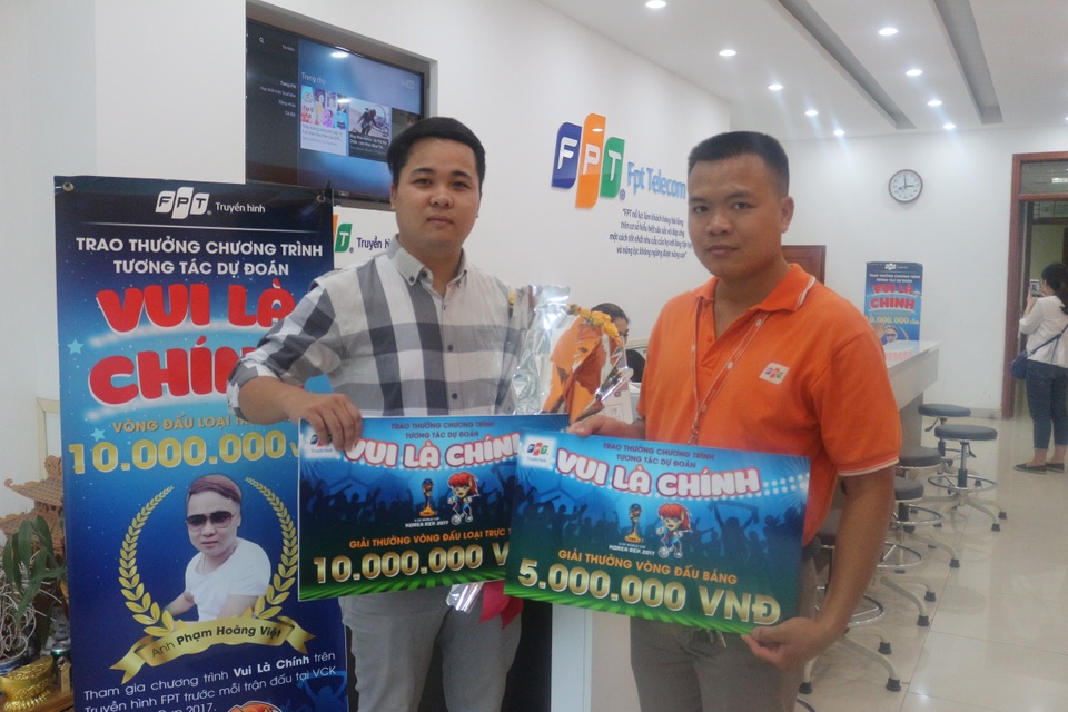 Anh Việt (trái) – chủ nhân của giải thưởng kép từ chương trình Vui Là Chính