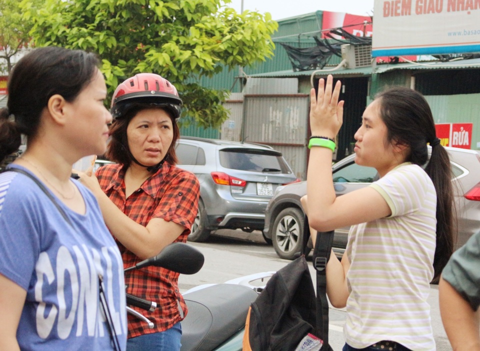 Ngày đầu “cuộc đua” vào lớp 10: Thí sinh hồi hộp, phụ huynh thấp thỏm - 1 Thí sinh ăn sáng trên yên xe, rồi chào mẹ và vội vã vào điểm tập trung.