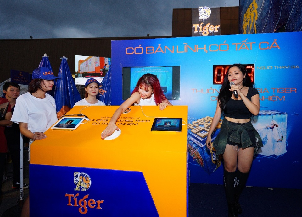 Hàng ngàn bạn trẻ Tp.HCM cam kết uống có trách nhiệm tại Bức tường Tiger 2017 - 1 Khởi My hào hứng nhấn nút cam kết uống có trách nhiệm để “có tất cả”