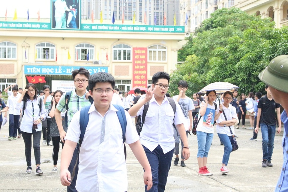 Hà Nội: Phát hiện một thí sinh nhờ người thi hộ - 1 Hơn 76.000 thí sinh Hà Nội đã kết thúc ngày thi đầu tiên vào lớp 10.