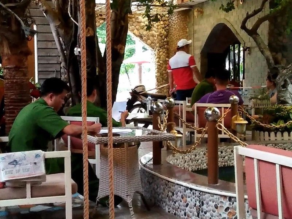 Che chắn cho bạn gái, nam thanh niên bị chém - 2 Cảnh sát sau đó có mặt tiến hành lấy lời khai điều tra, làm rõ. Ảnh: H.Tâm.