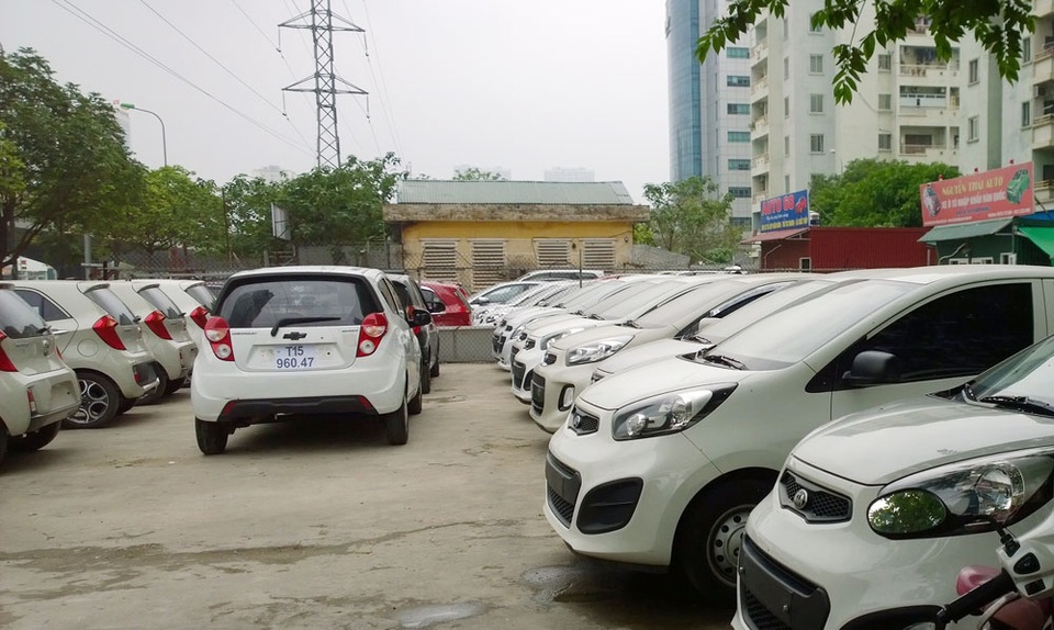 Ô tô Van biển D: Méo mặt vì ế, dân buôn chết chìm - 2 Nhiều cửa hàng kinh doanh xe van lâm vào cảnh thua lỗ