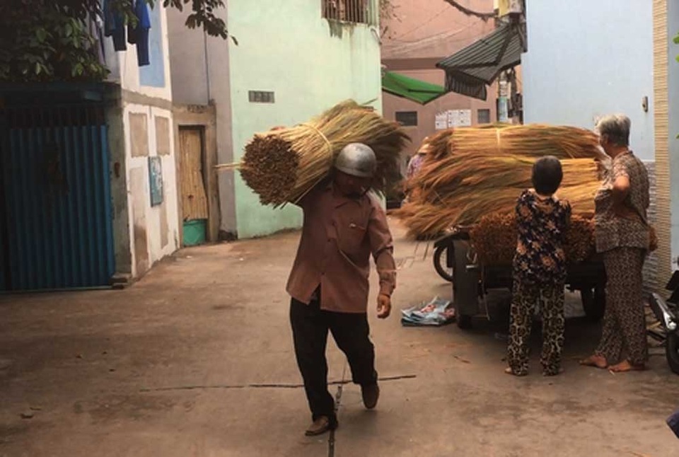 Làng chổi đót Sài Gòn: Thời vàng son xuất ngoại, nay hiu hắt bỏ nghề - 1 Vác đót vào nhà