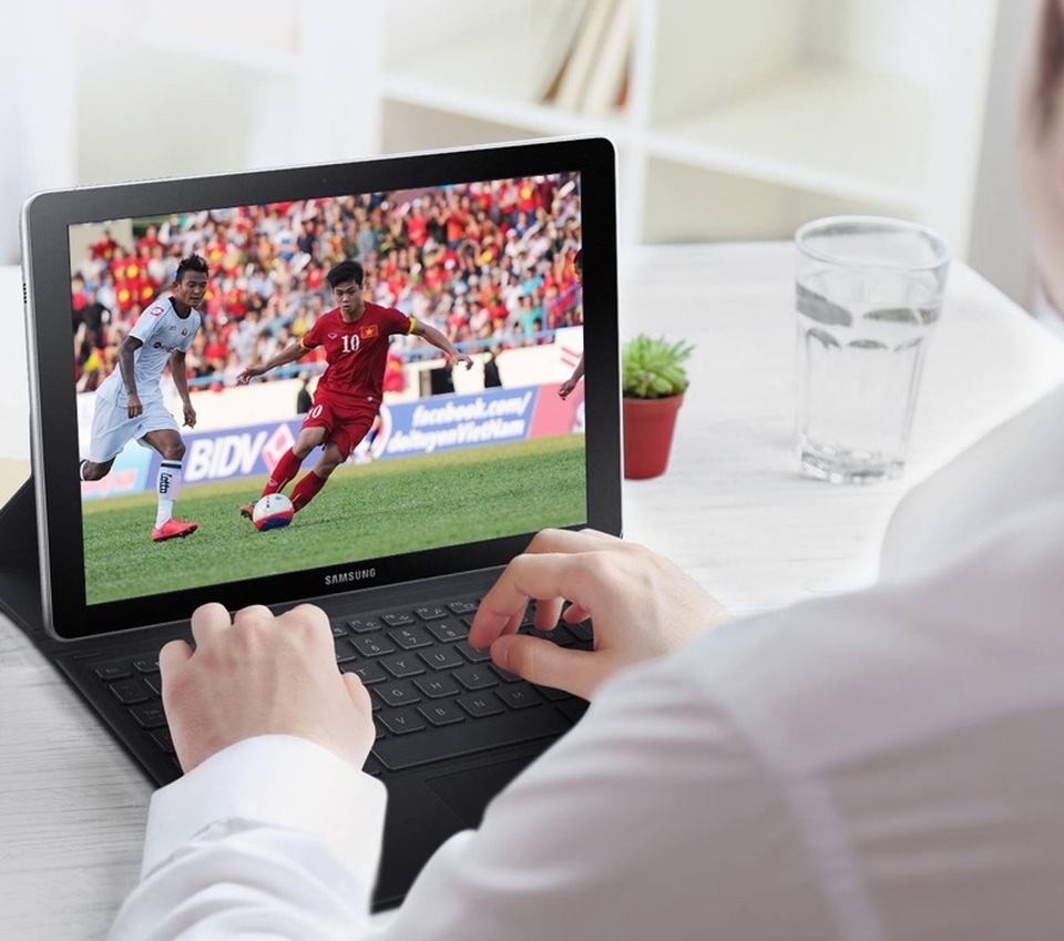 Với Galaxy Book 10.6”, niềm đam mê bóng đá của bạn luôn luôn được đáp ứng, dù bất cứ nơi đâu, bất cứ thời điểm nào.