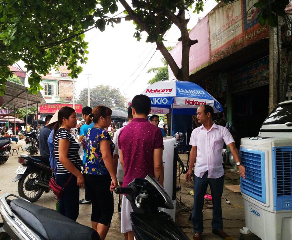 Máy làm mát “cháy hàng” giữa mùa nóng - 1 Người dân đi mua máy làm mát về sử dụng thay thế cho điều hòa