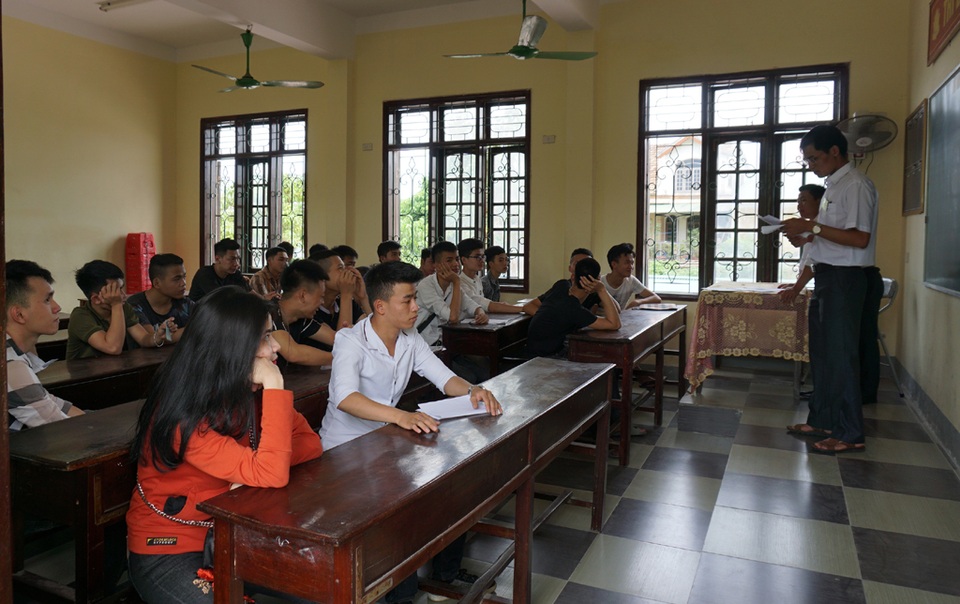 Chùm ảnh: Thí sinh cả nước làm thủ tục dự thi THPT quốc gia 2017 - 11
Thí sinh nghe phổ biến quy chế thi. (Ảnh: Hoàng Lam)