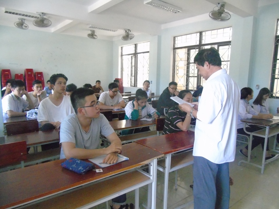 Chùm ảnh: Thí sinh cả nước làm thủ tục dự thi THPT quốc gia 2017 - 13
.. và nghe giám thị phổ biến quy chế thi. (Ảnh: Tiến Thành)