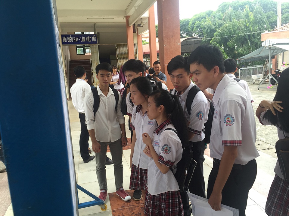 Chùm ảnh: Thí sinh cả nước làm thủ tục dự thi THPT quốc gia 2017 - 23 Thí sinh đến sớm kiểm tra danh sách phòng thi của mình