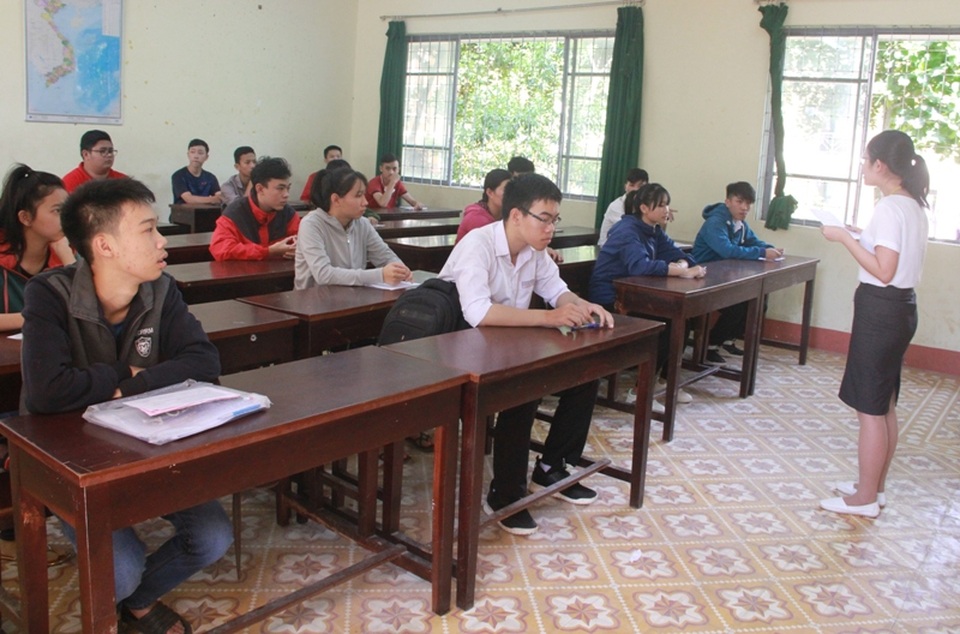 Chùm ảnh: Thí sinh cả nước làm thủ tục dự thi THPT quốc gia 2017 - 31
Thí sinh được giám thị phổ biến các thủ tục cần thiết trước ngày thi. (Ảnh: Thúy Diễm)
