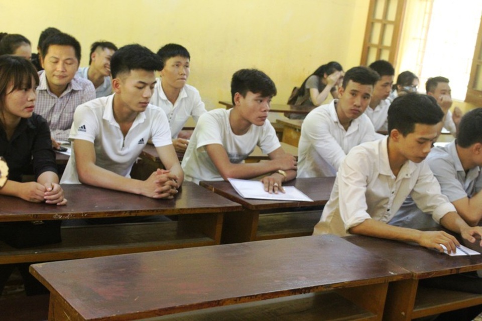 Chùm ảnh: Thí sinh cả nước làm thủ tục dự thi THPT quốc gia 2017 - 33 Các thí sinh học quy chế thi (Ảnh: Duy Tuyên)