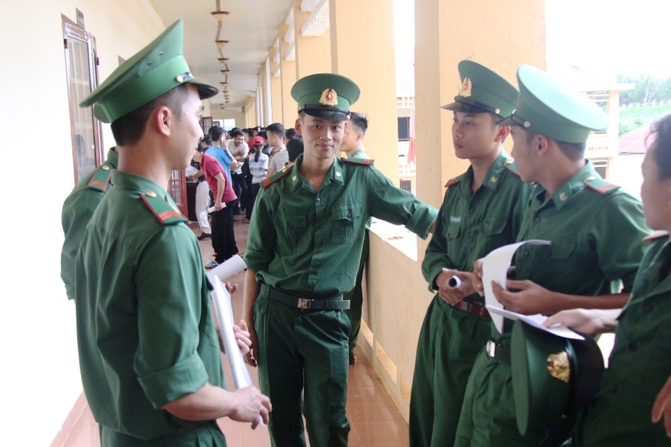 Chùm ảnh: Thí sinh cả nước làm thủ tục dự thi THPT quốc gia 2017 - 36
Các chiến sĩ biên phòng đang thực hiện nghĩa vụ quân sự tại tỉnh Đắk Nông khá thoải mái trước giờ làm thủ tục dự thi. (Ảnh: Dương Phong)