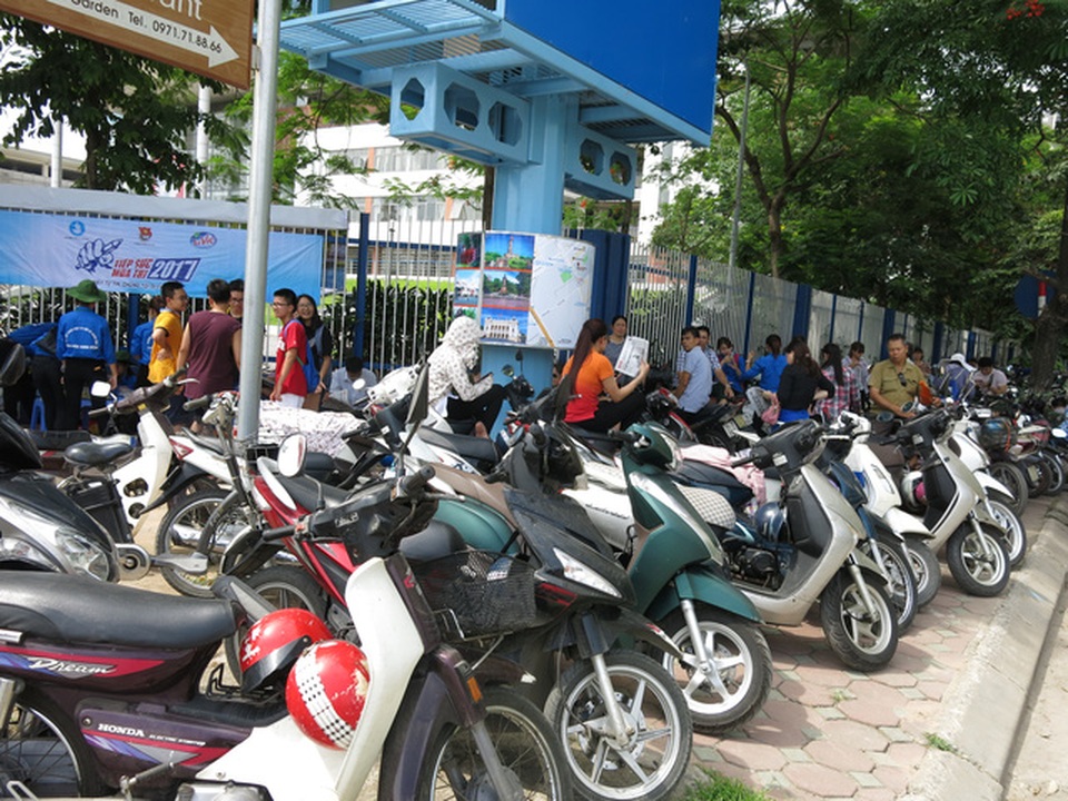 Màu áo xanh giúp xoa dịu “cái nóng” tại kỳ thi THPT Quốc gia 2017 - 2 Màu áo xanh giúp xoa dịu “cái nóng” tại kỳ thi THPT Quốc gia 2017 - 2