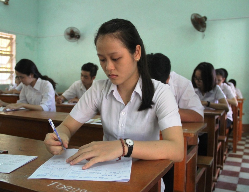 Nhiều thí sinh đến điểm thi từ mờ sáng - 24
Thí sinh có chút lo lắng trước khi vào môn thi đầu tiên sáng nay. (Ảnh: Doãn Công)