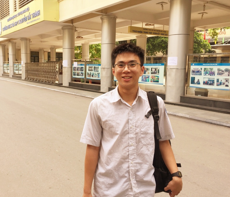 Đề Văn vừa sức, thí sinh hớn hở rời phòng thi - 1 Thí sinh đầu tiên rời phòng thi ở điểm thi trường THCS&THPT Nguyễn Tất Thành (Hà Nội). (Ảnh: Lệ Thu)