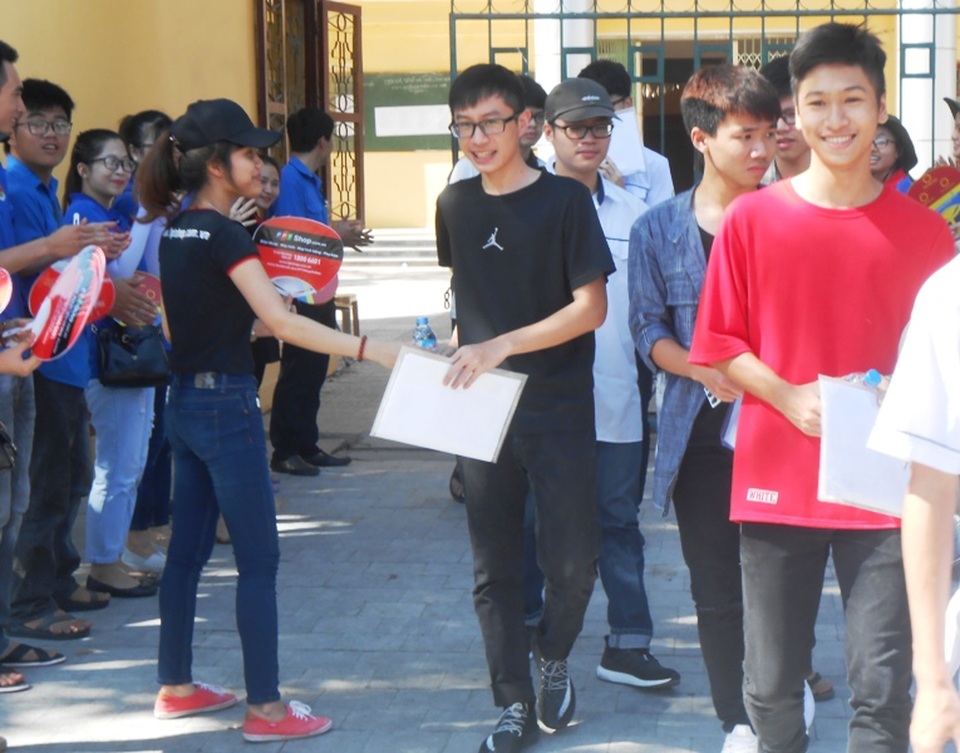 Đề Văn vừa sức, thí sinh hớn hở rời phòng thi - 10 Tâm trạng của thí sinh khá thoải mái (Ảnh: Duy Tuyên)