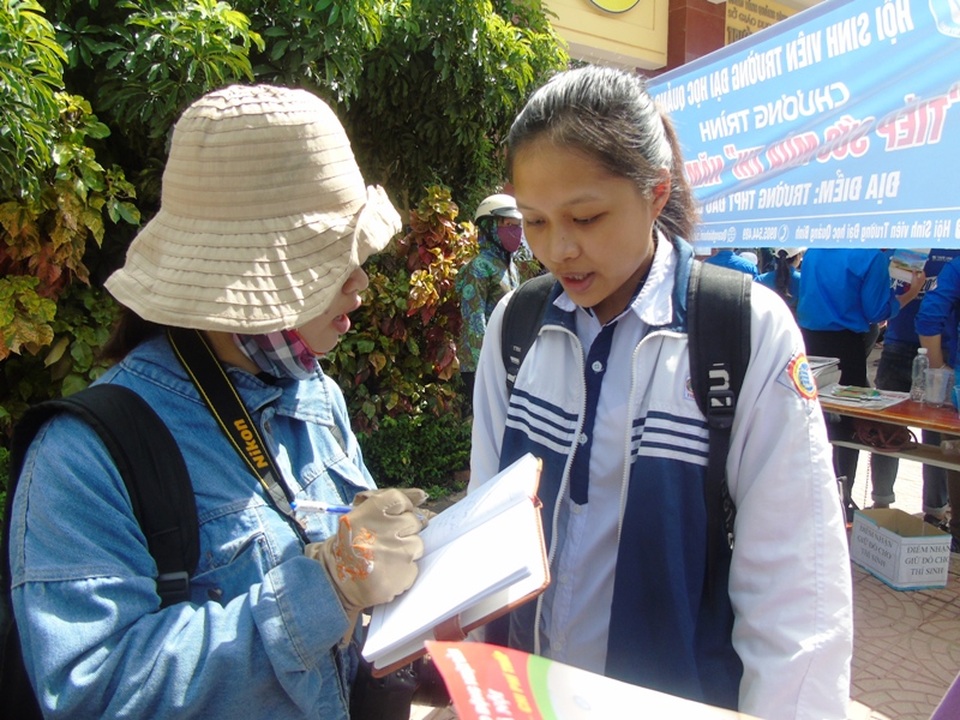 Đề Văn vừa sức, thí sinh hớn hở rời phòng thi - 18 Sau khi hoàn thành bài thi, nhiều thí sinh nhận xét đề thi vừa sức. (Ảnh Tiến Thành)
