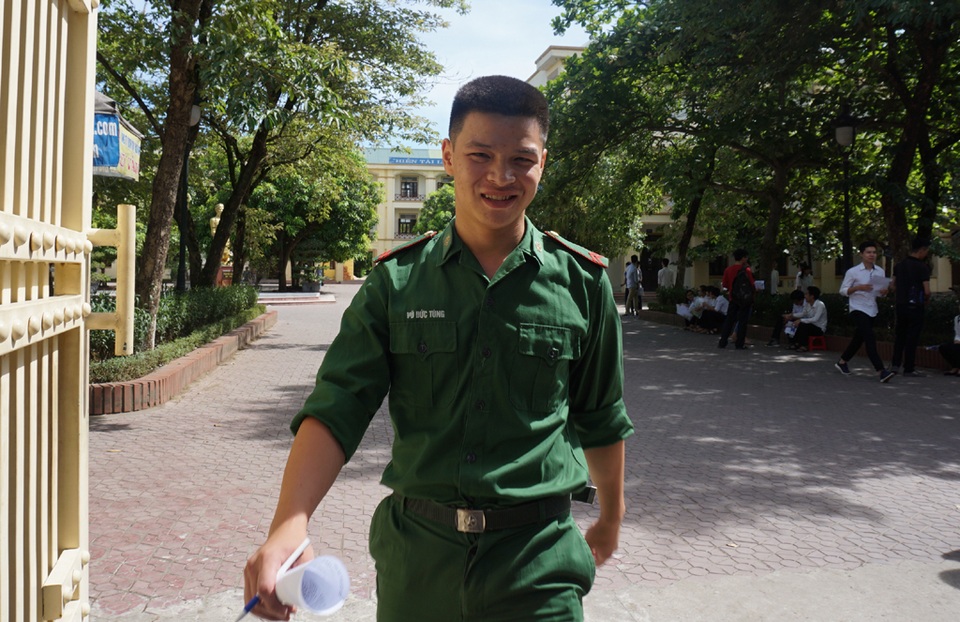 Đề Văn vừa sức, thí sinh hớn hở rời phòng thi - 21
Thí sinh Vũ Đức Tùng khá bất ngờ với câu hỏi liên quan đến lòng trắc ẩn bởi nó nằm ngoài dự đoán của em. (Ảnh: Hoàng Lam)