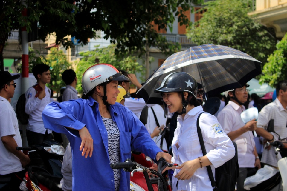Đề Văn vừa sức, thí sinh hớn hở rời phòng thi - 7 Thí sinh và phụ huynh vui mừng khi hoàn thành tốt với môn thi khởi đầu kì thi THPT Quốc Gia năm 2017. (Ảnh: Hà Cường)