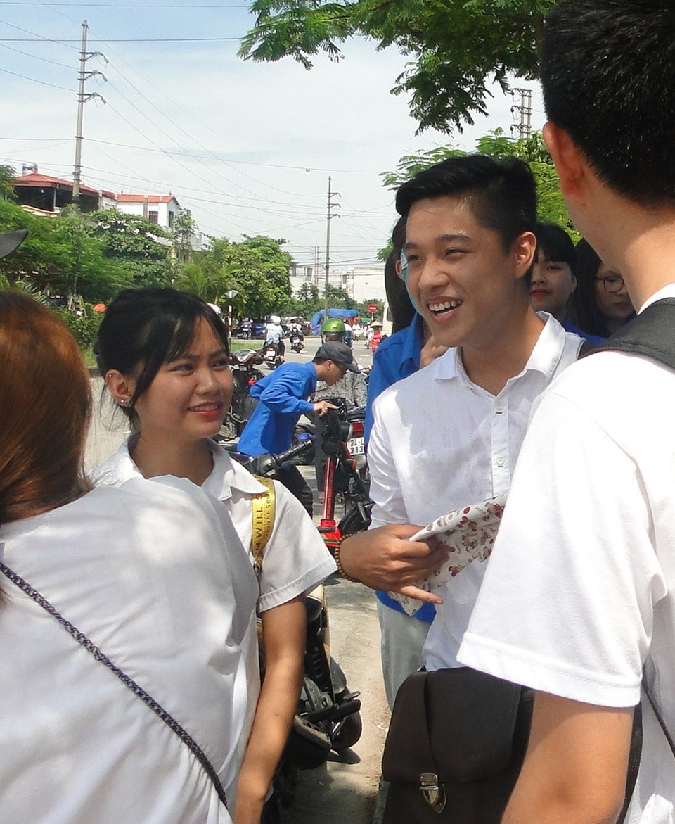 Đề Văn vừa sức, thí sinh hớn hở rời phòng thi - 43
Các thí sinh phấn khởi sau khi kết thúc buổi thi đầu tiên. (Ảnh: Thu Hằng)