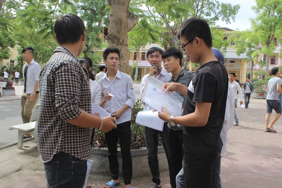 Đề Toán khá dài, có tính phân loại cao - 6 Các thí sinh thảo luận sau giờ thi. (Ảnh: Phượng Vũ)