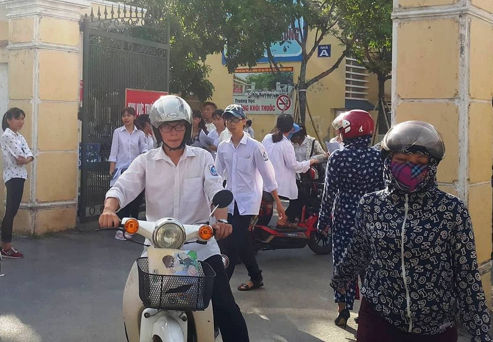 Đề Toán khá dài, có tính phân loại cao - 18 Ra khỏi phòng thi, nhiều thí sinh rất căng thẳng vì không làm bài không tốt môn Toán (ảnh: Thái Bá)