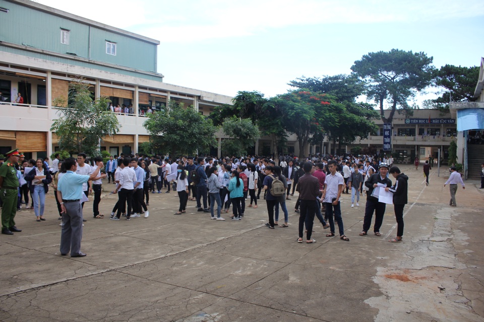 Đề Toán khá dài, có tính phân loại cao - 29 Thi xong môn toán nhiều thí lo âu về kết quả (ảnh Phạm Hoàng)