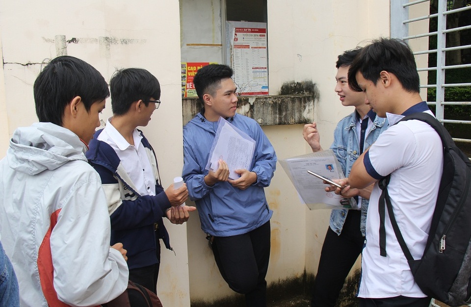 Đề Toán khá dài, có tính phân loại cao - 31 Một nhóm thí sinh bàn luận về đáp án môn Toán (ảnh: Dương Phong)