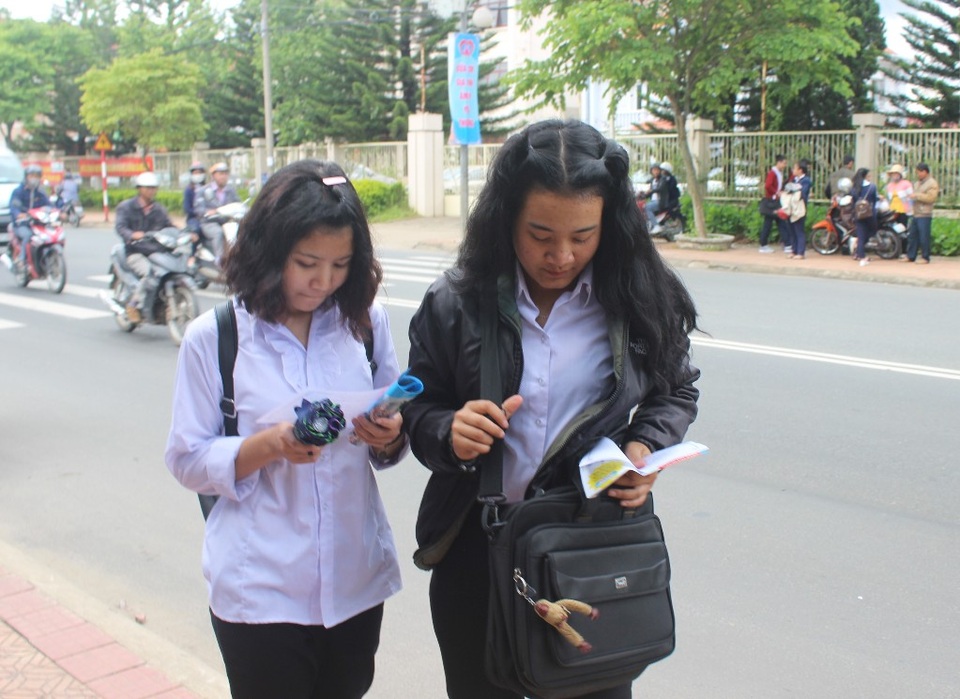Đề Toán khá dài, có tính phân loại cao - 38
Bước ra khỏi phòng thi, nhiều thí sinh coi lại bài và thảo luận cùng nhau. (Ảnh: Ngọc Hà)