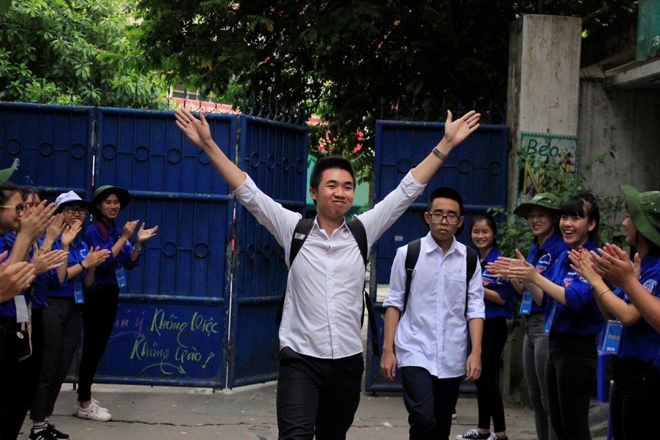 Đề Toán khá dài, có tính phân loại cao - 4 Thí sinh Trần Quang Anh, trường THPT Trần Hưng Đạo là thí sinh đầu tiên ra khỏi phòng thi. (Ảnh: Huyền Vũ)